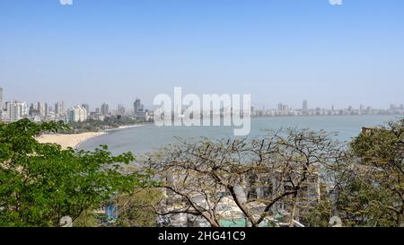 Blick auf die Skyline von Mumbai und den Chowpatty Beach vom Kamala Nehru Park, Mumbai, Maharashtra, Indien, Südasien Stockfoto