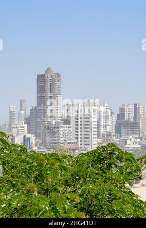 Blick auf die Skyline von Mumbai und den Chowpatty Beach vom Kamala Nehru Park, Mumbai, Maharashtra, Indien, Südasien Stockfoto