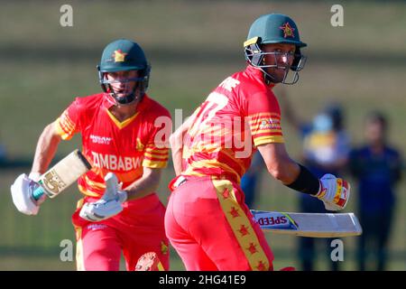 Kandy, Sri Lanka. 18th. Januar 2022. Die Simbabwes Craig Ervine (R) und Sean Williams (L) beim zweiten eintägigen internationalen (ODI) Cricket-Spiel zwischen Sri Lanka und Simbabwe am 18th. Januar 2022 im Pallekele International Cricket Stadium in Kandy. Viraj Kothalwala/Alamy Live News Stockfoto