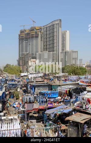 Blick auf die modernen Wolkenkratzer von Mumbai City neben dem traditionellen Mahalaxmi Dhobi Ghat, der größten Wäscherei im Freien in Mumbai, Maharashtra, Indien Stockfoto
