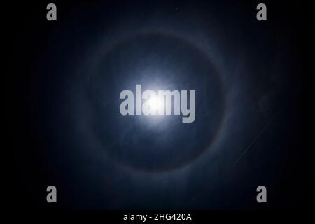 Landschaft mit Vollmondhalo in einer Winternacht Stockfoto