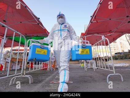 YANTAI, CHINA - 18. JANUAR 2022 - Medizinische Mitarbeiter üben die Übertragung von Nukleinsäureproben für Tests während einer COVID-19 Notfallübung Stockfoto