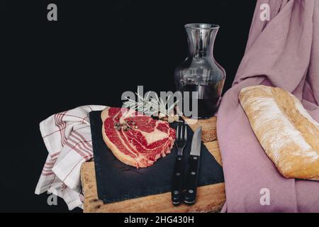 Vielfalt an Raw Black Angus Prime Fleischsteaks Machete, Klinge auf Knochen, Striploin, Rib Eye, Tenderloin Filet Mignon auf Holzbrett. Stockfoto