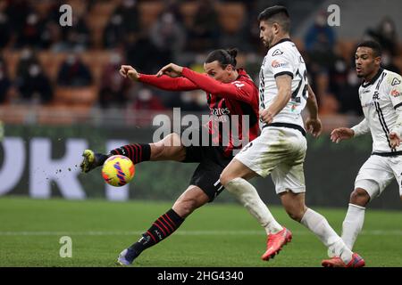 San Siro Stadion, Mailand, Italien, 17. Januar 2022, Zlatan Ibrahimovic (AC Mailand) schießt den Ball, während er von Martin Erlic (Spezia Calcio) duri herausgefordert wird Stockfoto