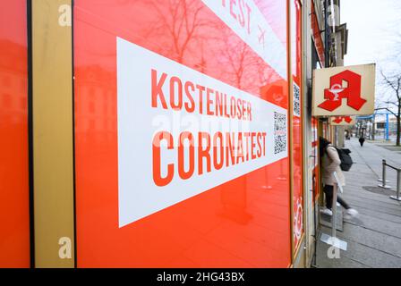 Dresden, Deutschland. 18th Januar 2022. „Free Coronatest“ steht auf dem Schaufenster einer ehemaligen Apotheke in der Dresdner Innenstadt. Quelle: Robert Michael/dpa-Zentralbild/dpa/Alamy Live News Stockfoto