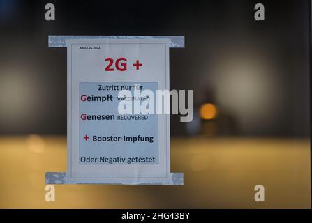 Dresden, Deutschland. 18th Januar 2022. Auf dem Fenster eines Restaurants in der Altstadt wird auf die 2G-plus-Regel hingewiesen. Quelle: Robert Michael/dpa-Zentralbild/dpa/Alamy Live News Stockfoto