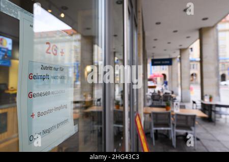 Dresden, Deutschland. 18th Januar 2022. Auf dem Fenster eines Restaurants in der Altstadt wird auf die 2G-plus-Regel hingewiesen. Quelle: Robert Michael/dpa-Zentralbild/dpa/Alamy Live News Stockfoto