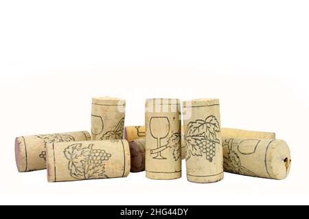 Eine Nahaufnahme von Weinkorken mit Traubenmotiv. Vor einem isolierten weißen Hintergrund. Stockfoto