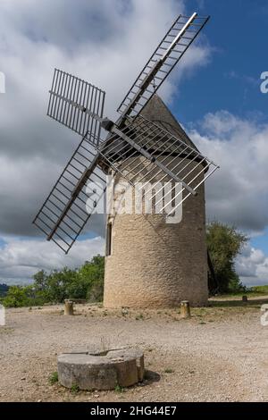 Die Mühle von Santenay im Burgund in Frankreich. Stockfoto