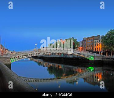 Die berühmte Ha'Penny Bridge in Dublin, die den Fluss Liffey überquert. Stockfoto