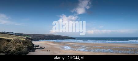 Panoramablick auf den preisgekrönten Crantock Beach in Newquay in Cornwall. Stockfoto