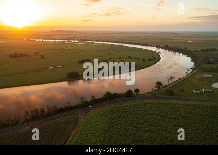 Luftaufnahme des Sonnenuntergangs über Rohrfeldern entlang des Richmond River in der Nähe von Woodburn in den Northern Rivers, NSW, Australien. Stockfoto