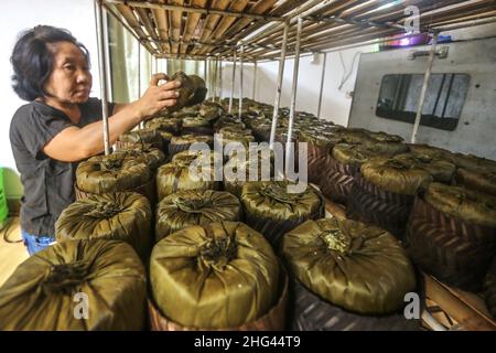 pekerja memproduksi makanan Khas imlek 'Dodol' atau kue keranjang untuk perayaan Tahun Baru Imlek di Bogor, Jawa Barat, Indonesien, 18. Januar 2022 Stockfoto