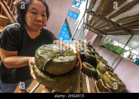 pekerja memproduksi makanan Khas imlek 'Dodol' atau kue keranjang untuk perayaan Tahun Baru Imlek di Bogor, Jawa Barat, Indonesien, 18. Januar 2022 Stockfoto