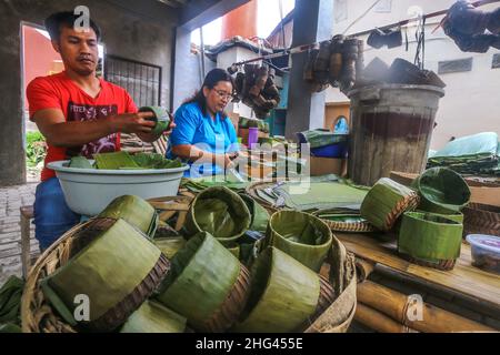 pekerja memproduksi makanan Khas imlek 'Dodol' atau kue keranjang untuk perayaan Tahun Baru Imlek di Bogor, Jawa Barat, Indonesien, 18. Januar 2022 Stockfoto
