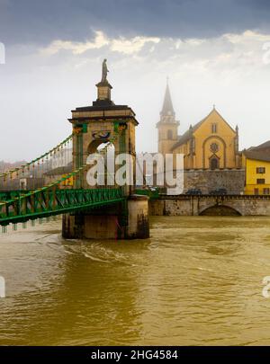 Blick auf Seyssel auf der Rhone mit Kirche Saint-Blaise und Hängebrücke im Winter Stockfoto