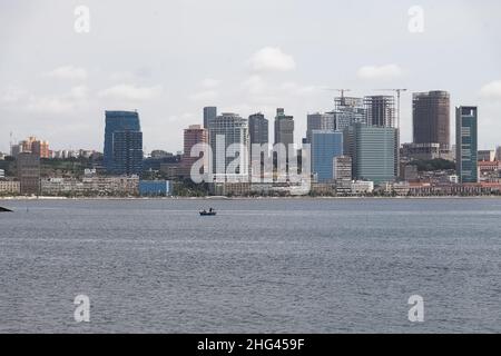 Luanda Angola - 10 13 2021: Blick auf die Innenstadt von Luanda, moderne Wolkenkratzer, Bucht, Hafen von Luanda, Marginal- und Zentralgebäude, Fiche Stockfoto