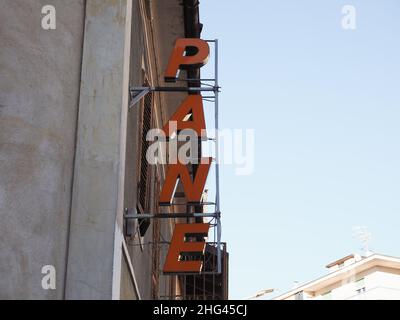 Schild mit italienischem Bäckereigeschäft. Scheibe (Brot). Stockfoto