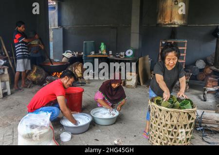 pekerja memproduksi makanan Khas imlek 'Dodol' atau kue keranjang untuk perayaan Tahun Baru Imlek di Bogor, Jawa Barat, Indonesien, 18. Januar 2022 Stockfoto