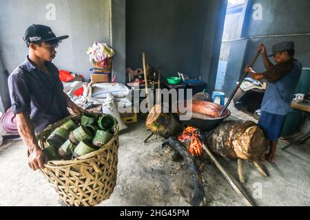 pekerja memproduksi makanan Khas imlek 'Dodol' atau kue keranjang untuk perayaan Tahun Baru Imlek di Bogor, Jawa Barat, Indonesien, 18. Januar 2022 Stockfoto