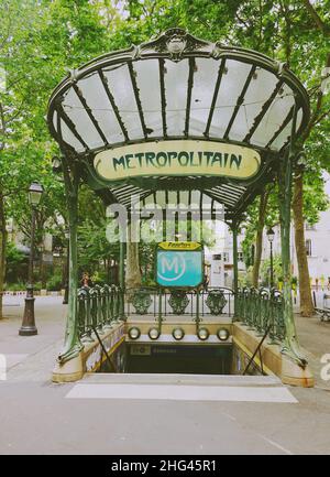 Metropolitain-Zeichen von Paris, Jugendstil des U-Bahneingangs im Viertel Montmartre Stockfoto