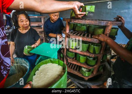 pekerja memproduksi makanan Khas imlek 'Dodol' atau kue keranjang untuk perayaan Tahun Baru Imlek di Bogor, Jawa Barat, Indonesien, 18. Januar 2022 Stockfoto