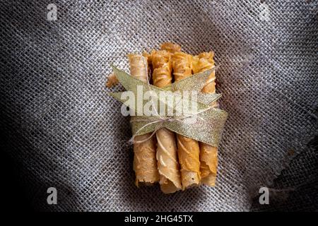 Semprong oder Eierrolle, eine Art Gebäck, das gebacken und dann gerollt wird, duftend, herzhaft. Dieser Kuchen wird an wichtigen Feiertagen serviert. Indonesien Stockfoto