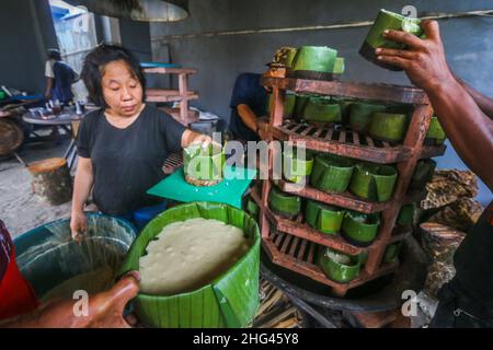 pekerja memproduksi makanan Khas imlek 'Dodol' atau kue keranjang untuk perayaan Tahun Baru Imlek di Bogor, Jawa Barat, Indonesien, 18. Januar 2022 Stockfoto