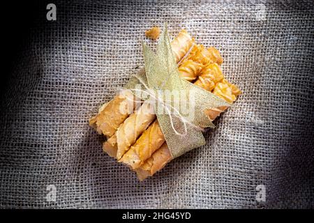 Semprong oder Eierrolle, eine Art Gebäck, das gebacken und dann gerollt wird, duftend, herzhaft. Dieser Kuchen wird an wichtigen Feiertagen serviert. Indonesien Stockfoto