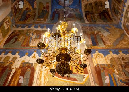 Susdal, Russland - 24. September 2019: Fresken an der Decke der Verklärung-Kathedrale im Kloster Spaso-Evfimie mit Kronleuchter in Suz Stockfoto