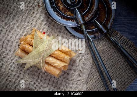 Semprong oder Eierrolle, eine Art Gebäck, das gebacken und dann gerollt wird, duftend, herzhaft. Dieser Kuchen wird an wichtigen Feiertagen serviert. Indonesien Stockfoto