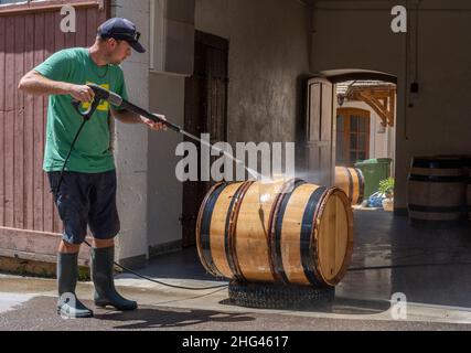 Monthelie, Frankreich - 30. Juni 2020: Reinigung von Weinfässern auf der Straße vor dem clos in Monthelie in Burgund mit Druckwäscher, Frankreich. Stockfoto