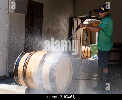 Monthelie, Frankreich - 30. Juni 2020: Reinigung von Weinfässern auf der Straße vor dem clos in Monthelie in Burgund mit Druckwäscher, Frankreich. Stockfoto