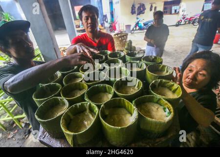 pekerja memproduksi makanan Khas imlek 'Dodol' atau kue keranjang untuk perayaan Tahun Baru Imlek di Bogor, Jawa Barat, Indonesien, 18. Januar 2022 Stockfoto