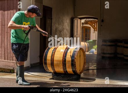 Monthelie, Frankreich - 30. Juni 2020: Reinigung von Weinfässern auf der Straße vor dem clos in Monthelie in Burgund mit Druckwäscher, Frankreich. Stockfoto