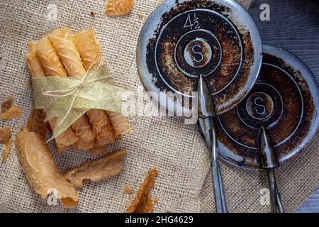 Semprong oder Eierrolle, eine Art Gebäck, das gebacken und dann gerollt wird, duftend, herzhaft. Dieser Kuchen wird an wichtigen Feiertagen serviert. Indonesien Stockfoto