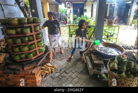 pekerja memproduksi makanan Khas imlek 'Dodol' atau kue keranjang untuk perayaan Tahun Baru Imlek di Bogor, Jawa Barat, Indonesien, 18. Januar 2022 Stockfoto