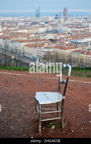 Jardin des Curiosités, Garten mit Metallstühlen in den Höhen von Lyon, Frankreich, mit Blick auf die Stadt Stockfoto