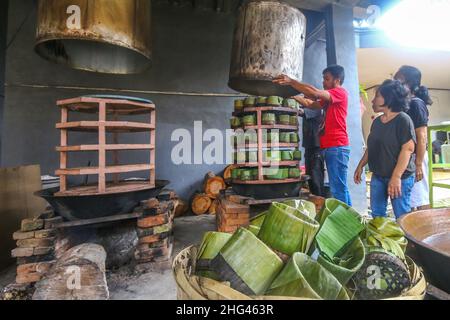pekerja memproduksi makanan Khas imlek 'Dodol' atau kue keranjang untuk perayaan Tahun Baru Imlek di Bogor, Jawa Barat, Indonesien, 18. Januar 2022 Stockfoto