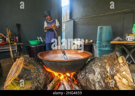 pekerja memproduksi makanan Khas imlek 'Dodol' atau kue keranjang untuk perayaan Tahun Baru Imlek di Bogor, Jawa Barat, Indonesien, 18. Januar 2022 Stockfoto