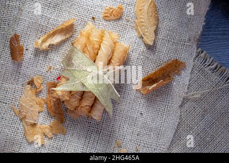 Semprong oder Eierrolle, eine Art Gebäck, das gebacken und dann gerollt wird, duftend, herzhaft. Dieser Kuchen wird an wichtigen Feiertagen serviert. Indonesien Stockfoto