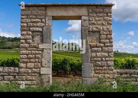 Tor und Mühle von Santenay im Burgund in Frankreich mit großen Weingärten an einem Sommertag. Stockfoto