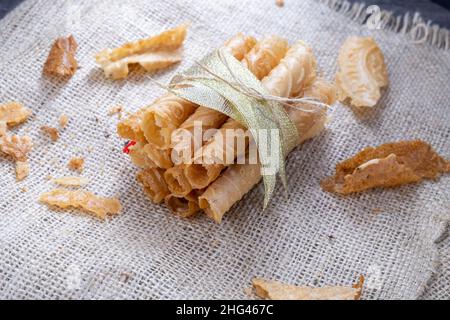 Semprong oder Eierrolle, eine Art Gebäck, das gebacken und dann gerollt wird, duftend, herzhaft. Dieser Kuchen wird an wichtigen Feiertagen serviert. Indonesien Stockfoto