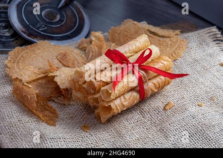 Semprong oder Eierrolle, eine Art Gebäck, das gebacken und dann gerollt wird, duftend, herzhaft. Dieser Kuchen wird an wichtigen Feiertagen serviert. Indonesien Stockfoto