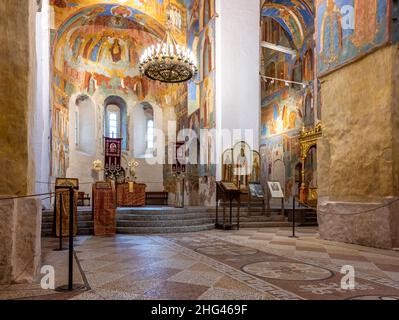 Susdal, Russland - 24. September 2019: Innenraum der Kirche mit Fresken in der Verklärung-Kathedrale im Kloster Spaso-Evfimie in Susdal Stockfoto