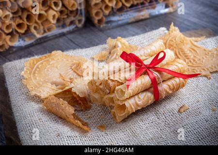 Semprong oder Eierrolle, eine Art Gebäck, das gebacken und dann gerollt wird, duftend, herzhaft. Dieser Kuchen wird an wichtigen Feiertagen serviert. Indonesien Stockfoto