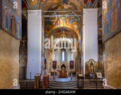 Susdal, Russland - 24. September 2019: Innenraum der Kirche mit Fresken in der Verklärung-Kathedrale im Kloster Spaso-Evfimie in Susdal Stockfoto