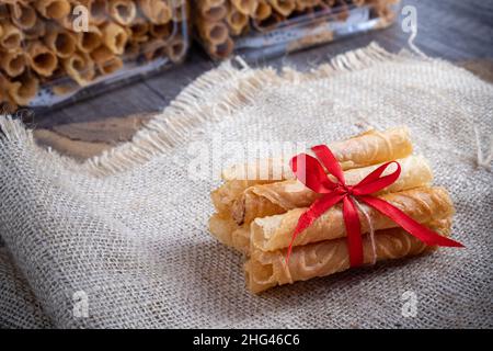 Semprong oder Eierrolle, eine Art Gebäck, das gebacken und dann gerollt wird, duftend, herzhaft. Dieser Kuchen wird an wichtigen Feiertagen serviert. Indonesien Stockfoto