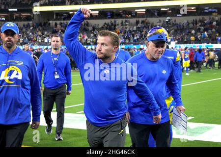 Sean McVay, Cheftrainer von Los Angeles Rams, winkt der Menge zu, nachdem sein Team am Montag, den 17. Januar 2022, die Arizona Cardinals in ihrem NFC-Wild-Card-Spiel im SoFi Stadium in Inglewood, Kalifornien, besiegt hatte. Die Rams schlugen die Kardinäle 34-11. Foto von Jon SooHoo/UPI Stockfoto