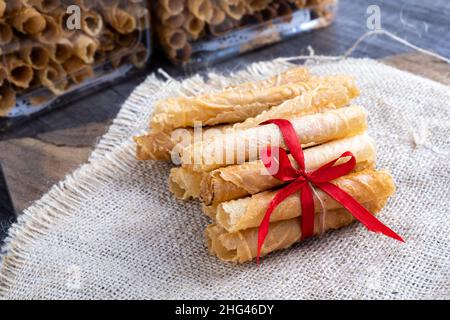 Semprong oder Eierrolle, eine Art Gebäck, das gebacken und dann gerollt wird, duftend, herzhaft. Dieser Kuchen wird an wichtigen Feiertagen serviert. Indonesien Stockfoto